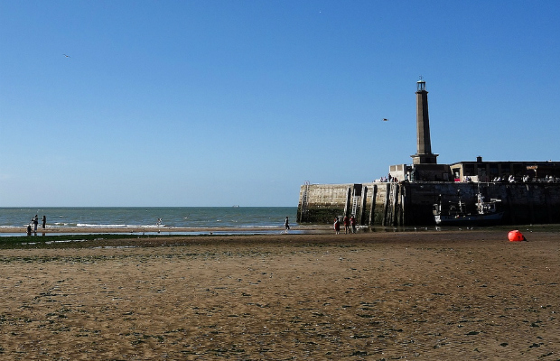 Margate Lighthouse and beach (Credit: Paul Hudson/CC BY 2.0)